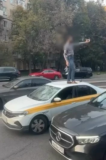 Мужчина устроил забег по припаркованным машинам у метро «Алексеевская»!