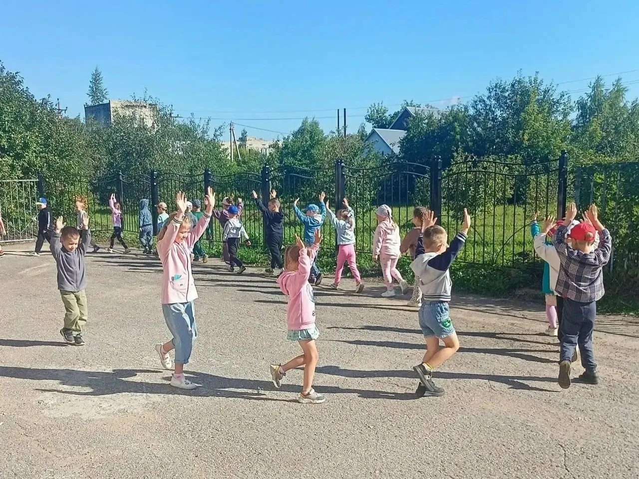В детском саду рабочего поселка Исса утро для малышей начинается не с долгого пробужден...