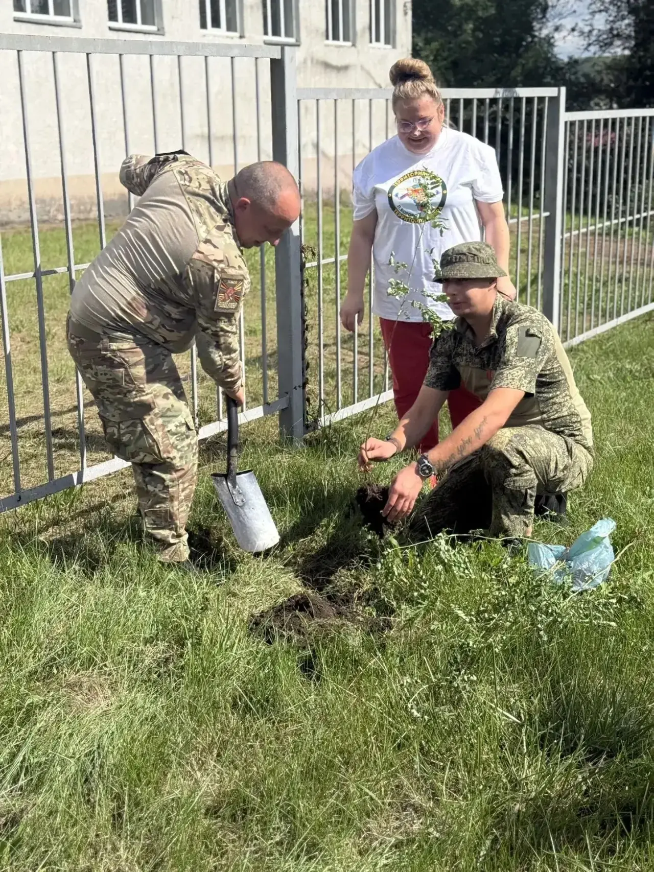 Сегодня территория дома культуры «Боровой» преобразилась благодаря слаженной работе нер...