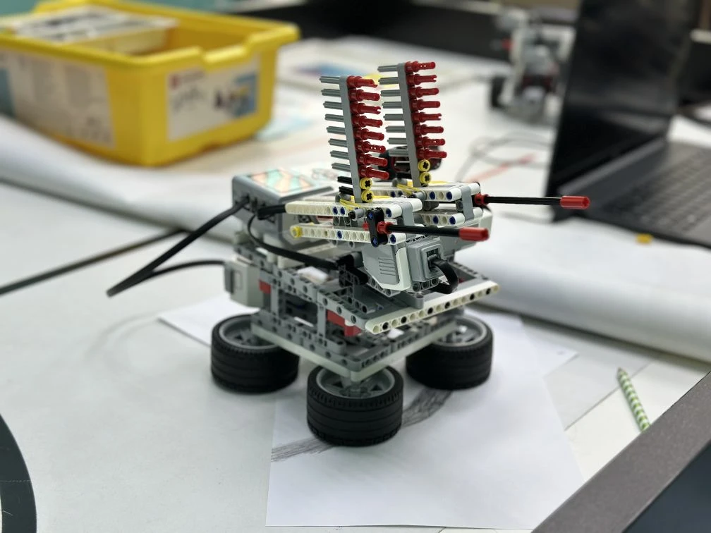 Роботы, схемы и будущее🤖💡  🧩В стенах нашего любимого СЮТа (Станции юных техников) царила атмосфера н