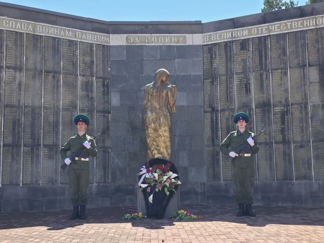 «Нет в России семьи такой, где б не памятен был свой герой...»