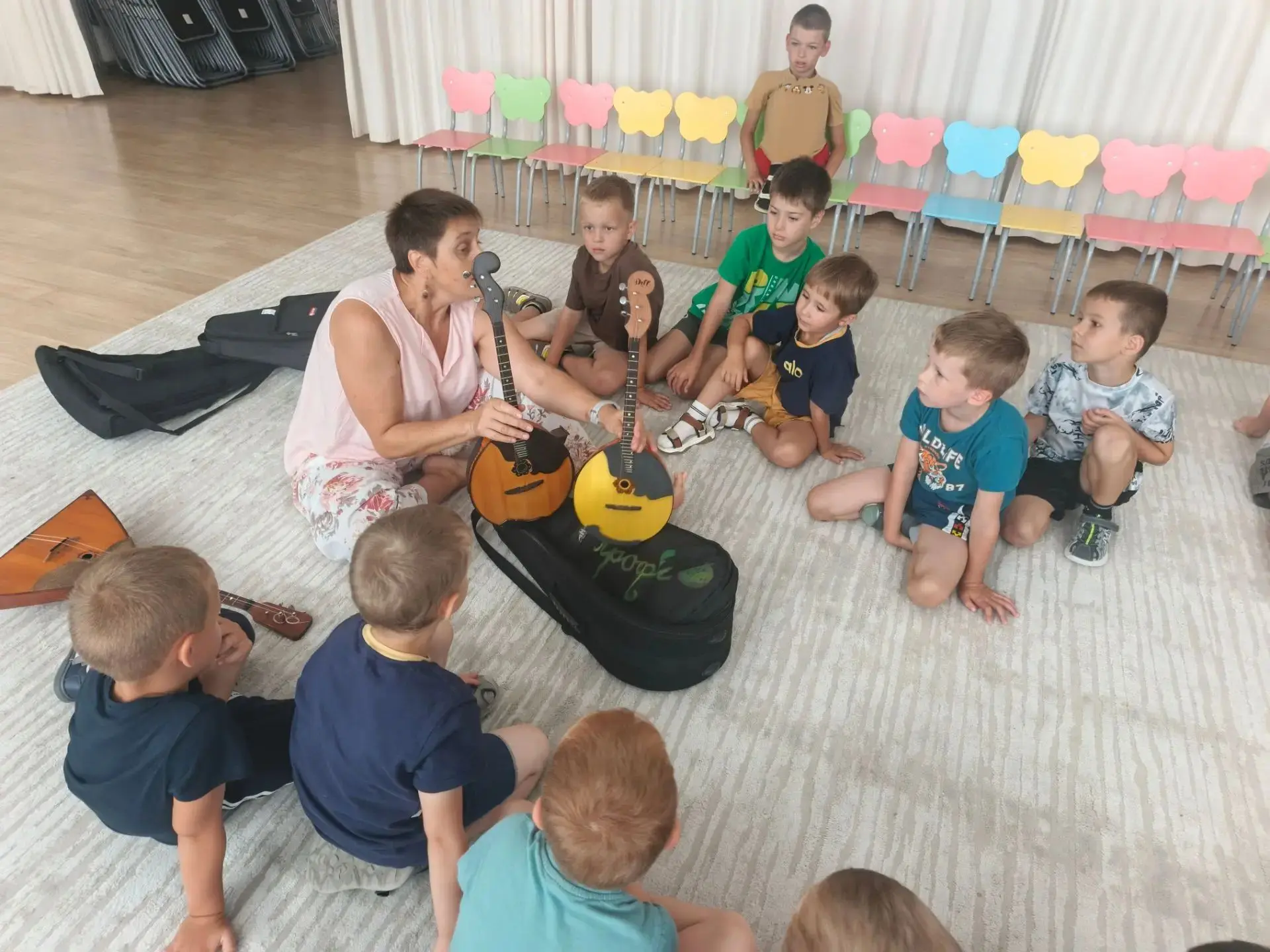 Сегодня приходил в гости  педагог из Школы искусств N 2, презентовала инструменты, знак...