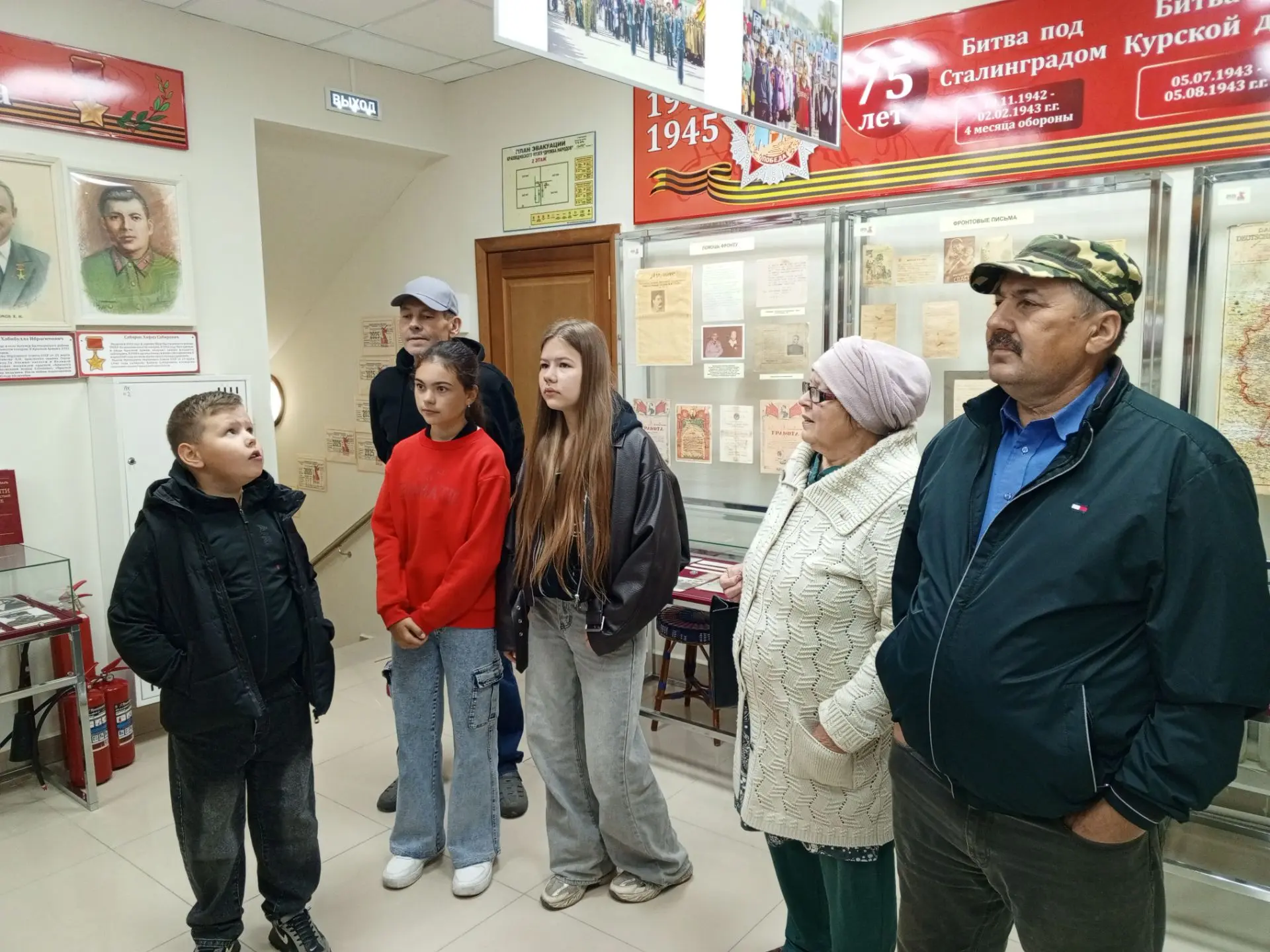 Гости из Кугунура приехали познакомить своих внуков из Казани музеем в с. Ципья.