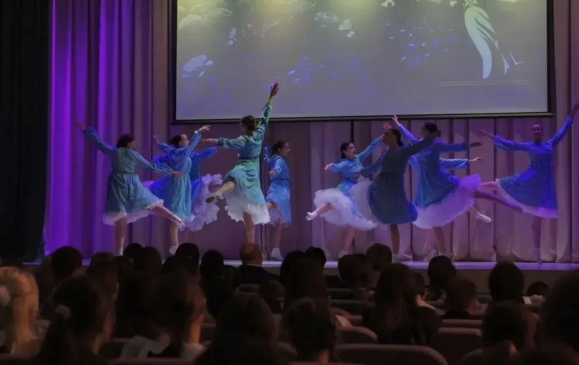 🎶 В сердце каждого из нас звучит Победа! 🕊️  В нашей школе прошел праздничный концерт, посвященный в