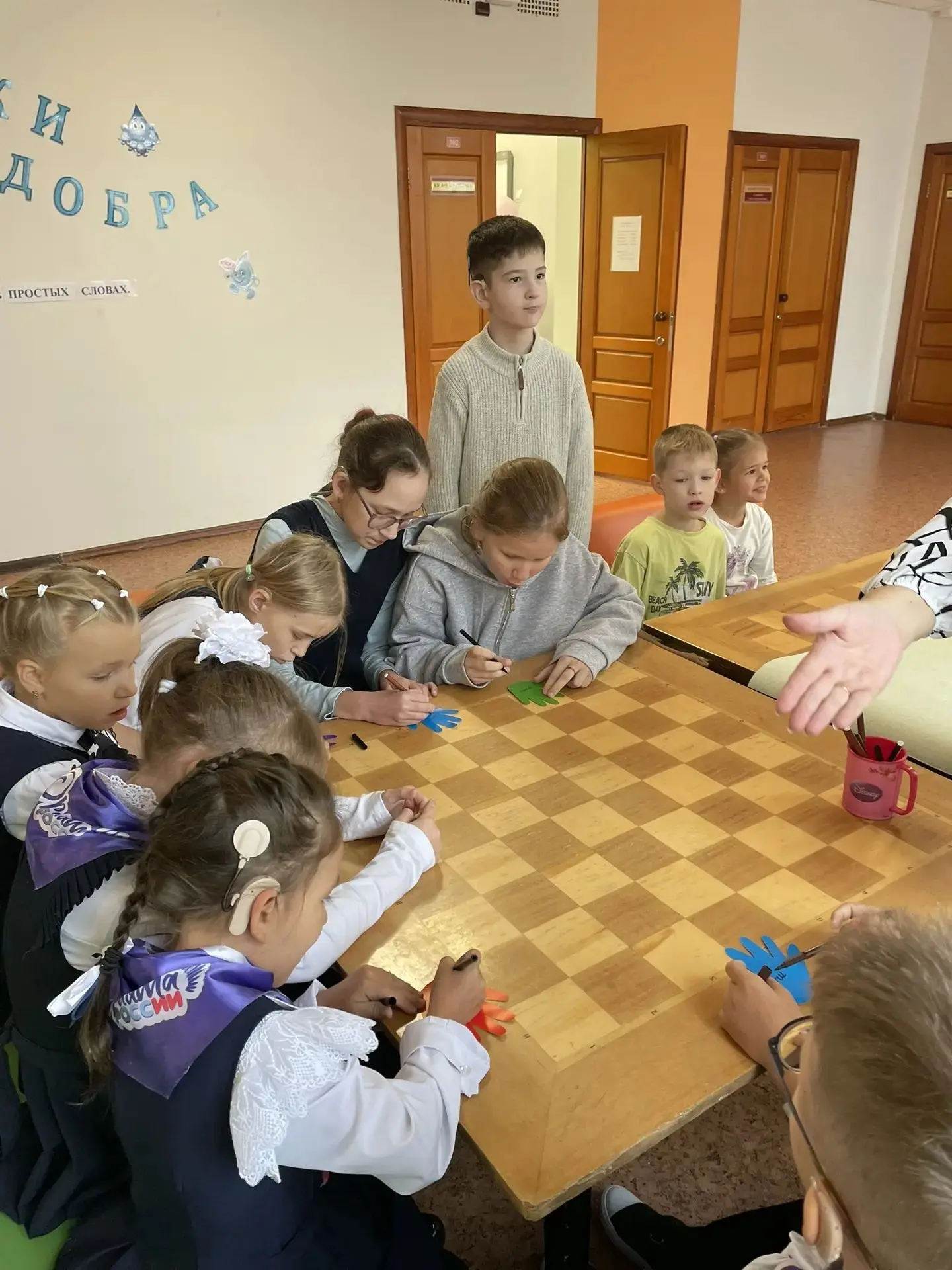 Сегодня, Елена Николаевна Кораблева провела весёлую перемену  “Ладошки доброты”, и резу...