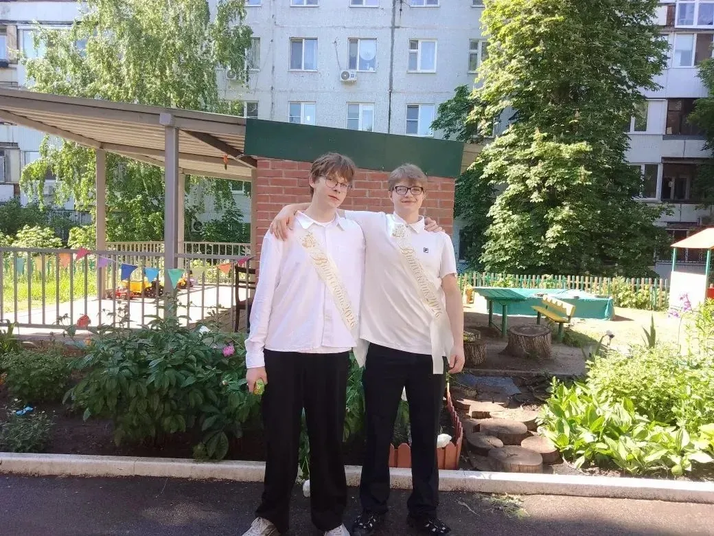 Как же приятно, когда бывшие выпускники заходят в гости в детский сад! Такие встречи пр...