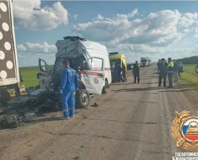 В Дуванском районе  «Скорая» влетела в легковушку и большегруз - трое погибли. 
На 80-м км трассы Кр