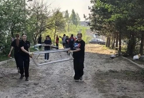 В микрорайоне Автозаводец добровольцами убрано 30 кубометров мусора  В Бежице устраняют последствие 