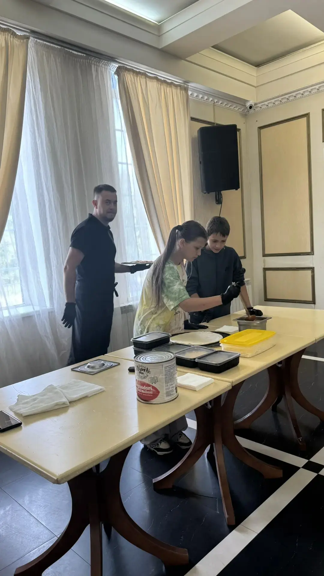 🏴‍☠️ 🏴‍☠️ 🏴‍☠️ 
Вчера 4 отряд «Пираты» посетил мастер-класс по приготовлению пиццы 🍕 в ресторане