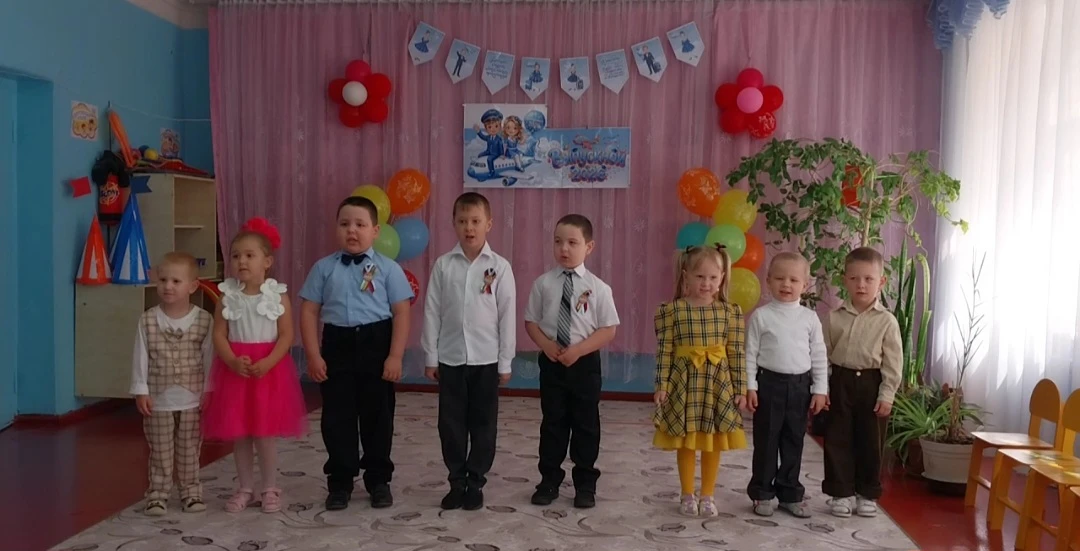 - Уснули игрушки в кроватках в саду...