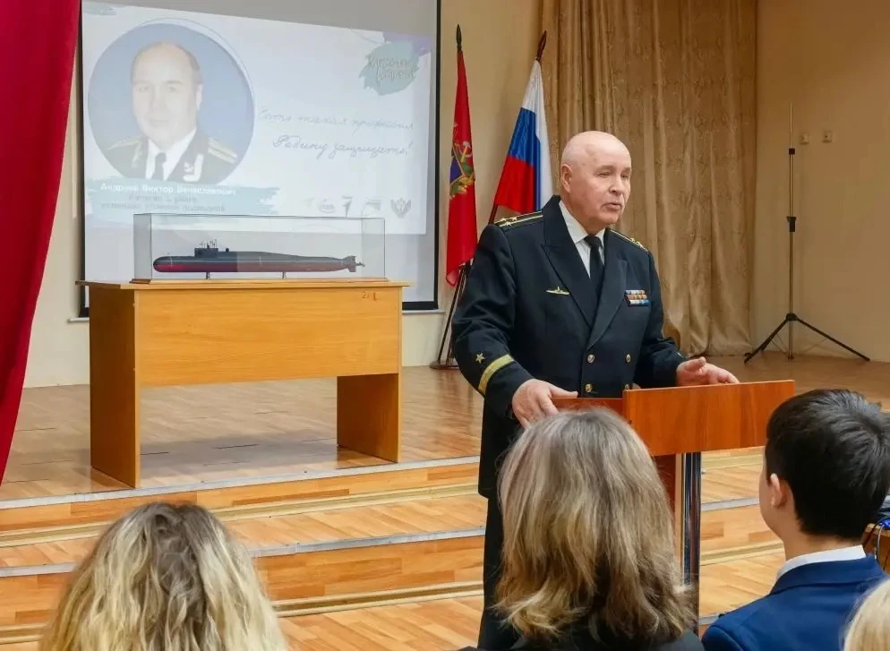 🇷🇺 В преддверии 9 мая в Лицее №27 состоялась «Классная встреча»  Нашим гостем стал капитан 1 ранга, 