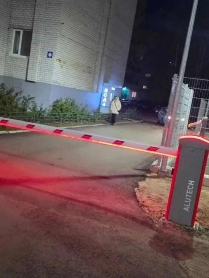 📍В Сургуте возник конфликт, связанный с установкой шлагбаума на улице Энтузиастов.
