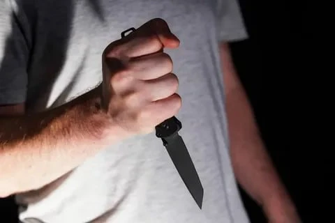 В центре Москвы 17-летний подросток нанёс ножевые ранения двум сотрудникам скорой помощ...