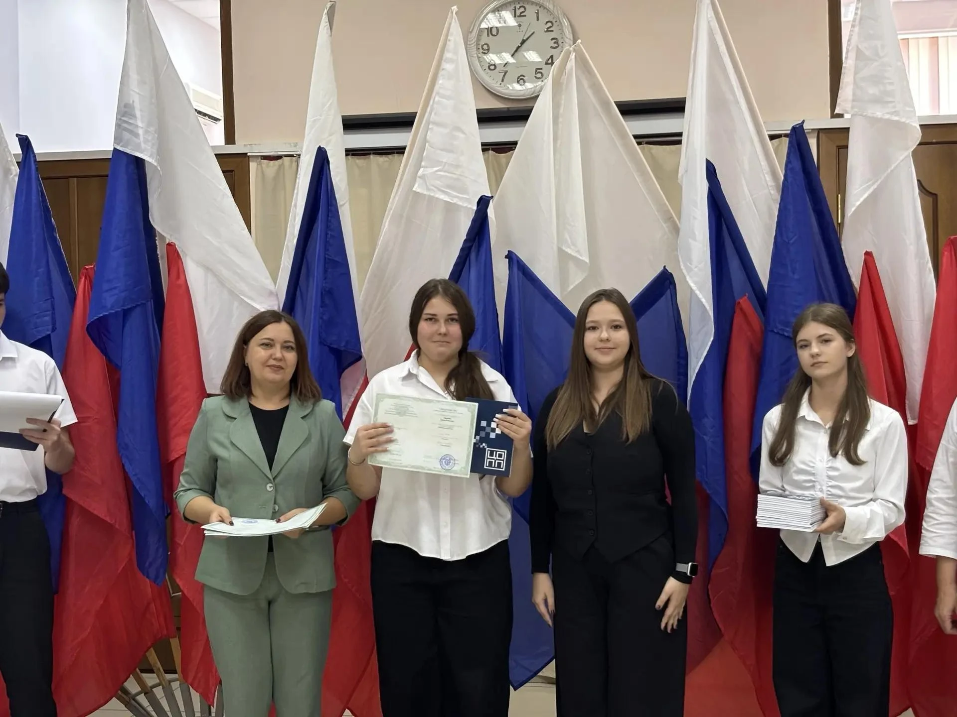 В школе №4 имени В.Г. Вареласа 21 девятиклассник получил свидетельства о профессии рабо...