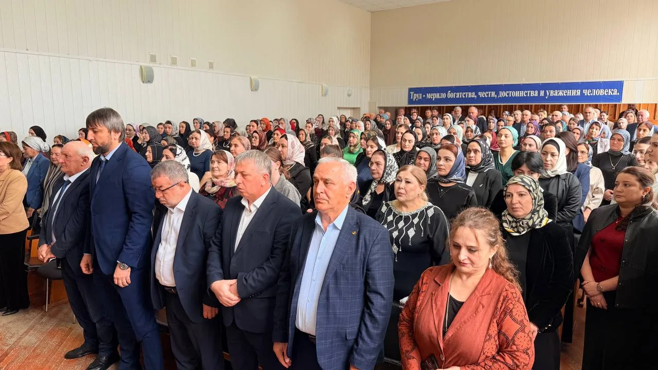 «Свет, дарующий крылья»: в Карабудахкентском районе чествовали педагогов