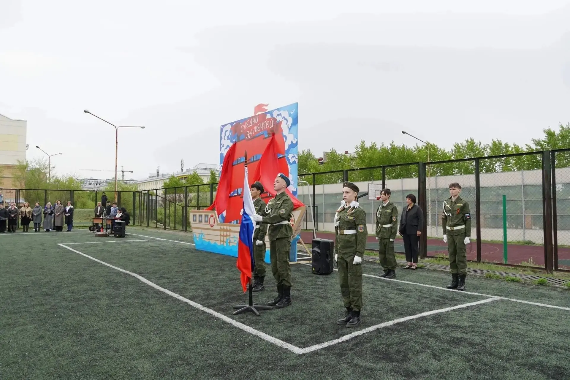 🎉 Торжественно и трогательно прошёл последний звонок для 81‑го выпуска нашей любимой 65‑й школы!  ❤️