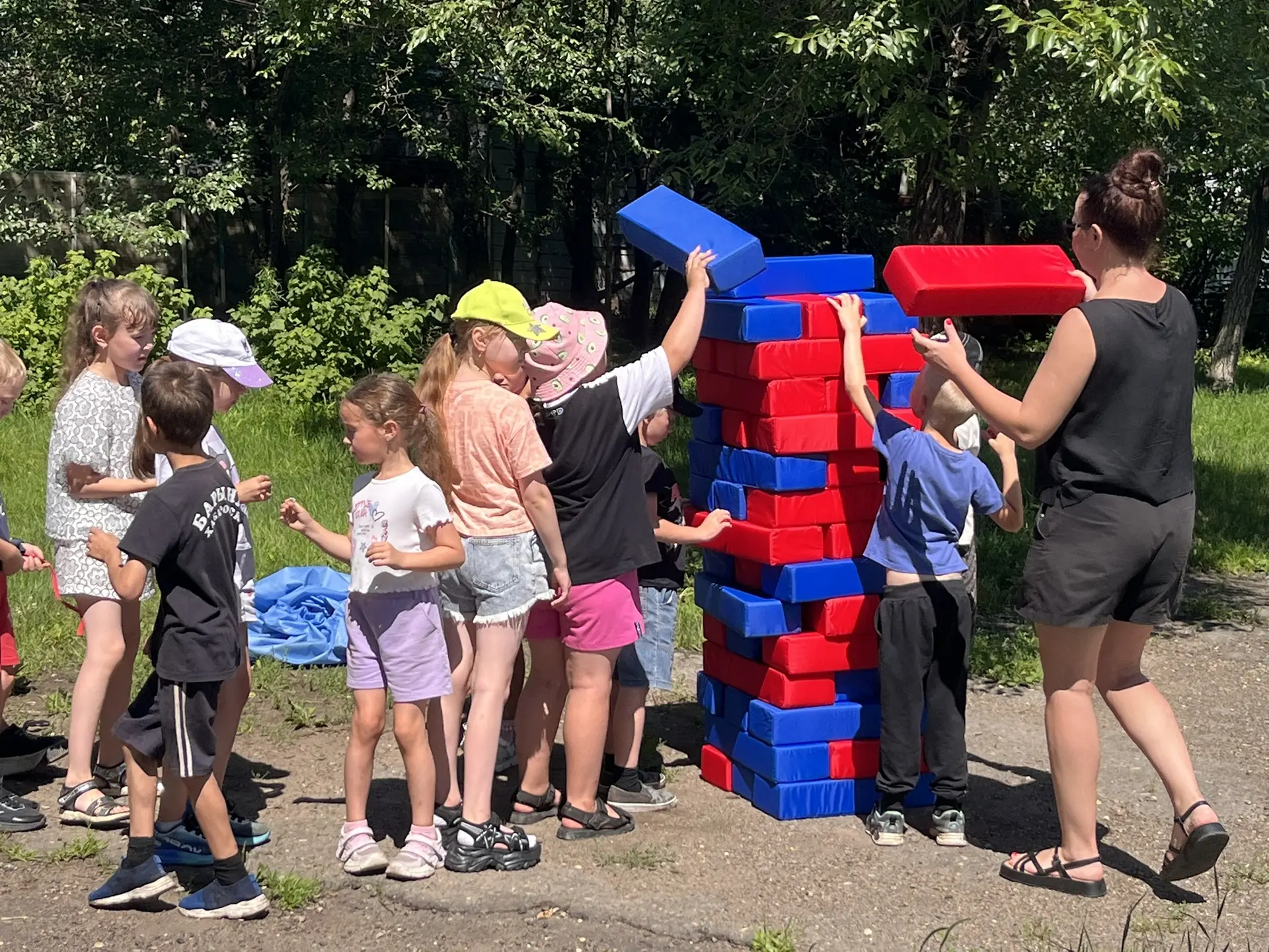 🌞 Гигантская Дженга: когда детская игра превращается в уличное приключение!

Сегодня на закрытие пл