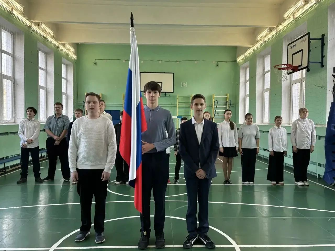🇷🇺Бодро и дружно вступаем в новую учебную неделю!  По традиции наш понедельник начался с торжественн