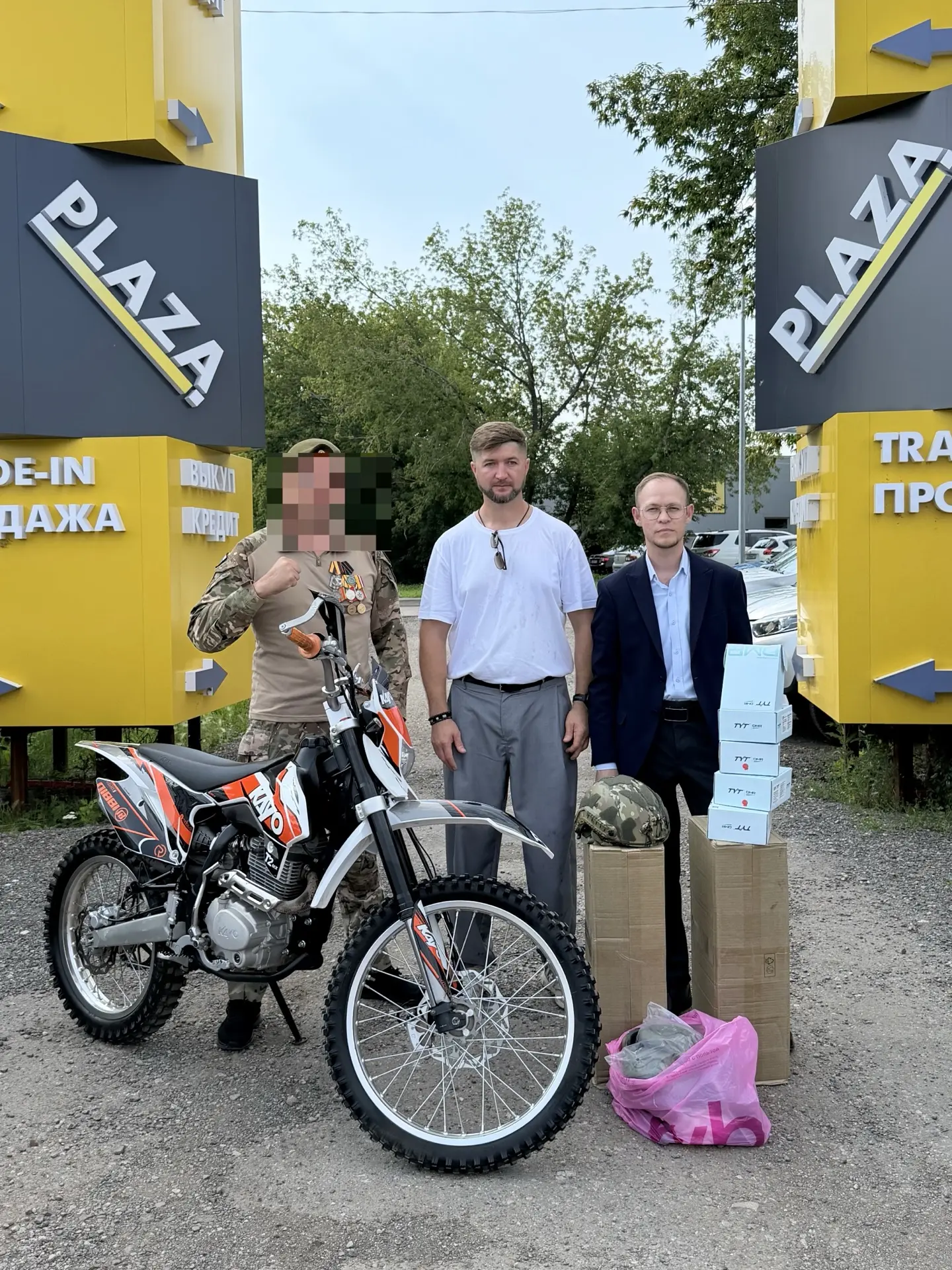 Сотрудники Минэкономразвития и инвестполитики Республики Башкортостан передали участнику СВО мотоцик
