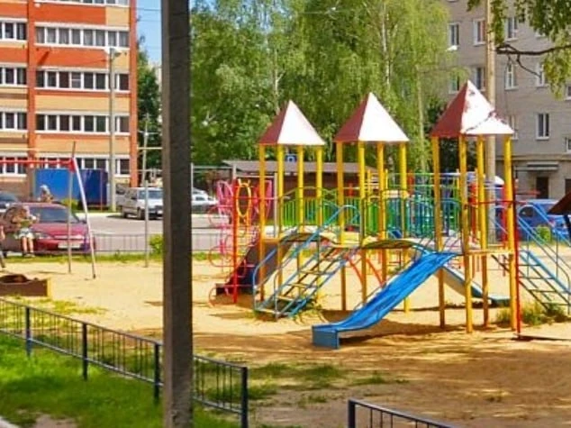 "11 июня мой 10-летний сын сидел на лавочке во дворе и играл на телефоне. К нему подошел папа его по