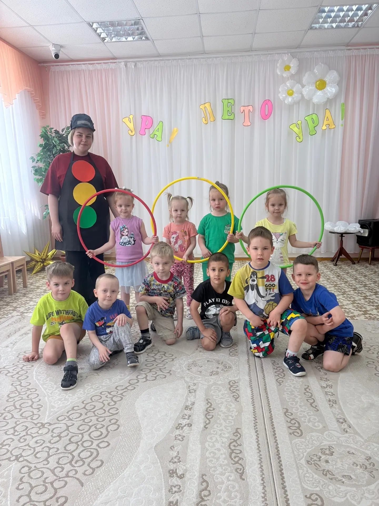 В детском саду вопросу безопасности детей на улицах и дорогах уделяется большое внимание. Воспитание