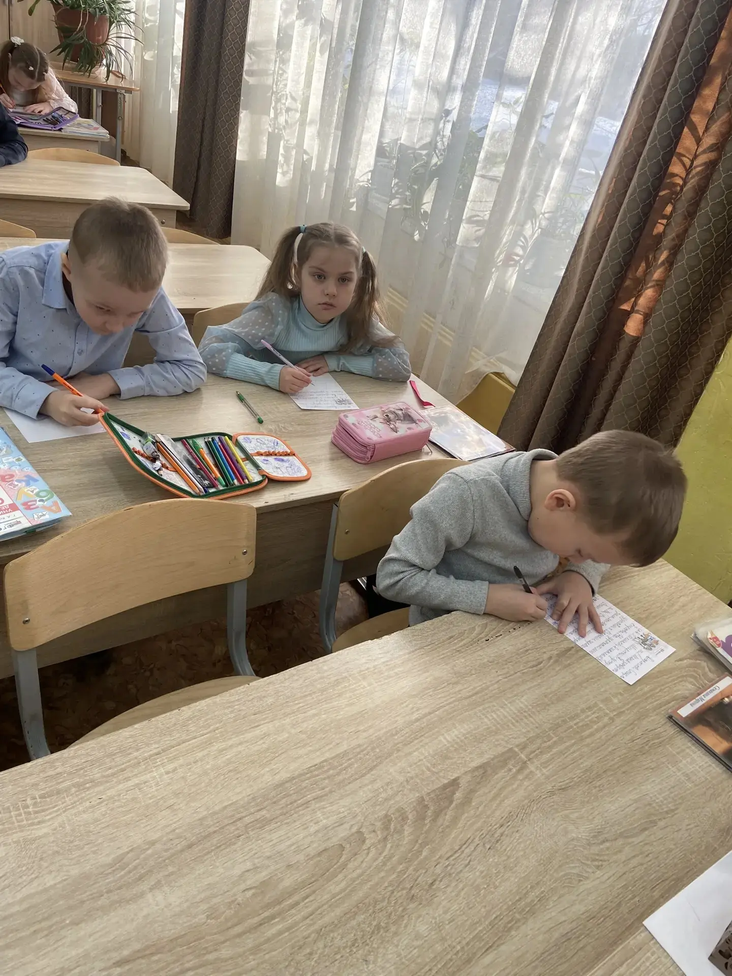 Ученики 1Б класса приняли участие в акции «Подарок солдату к 23 февраля». Сделали поделки, написали 