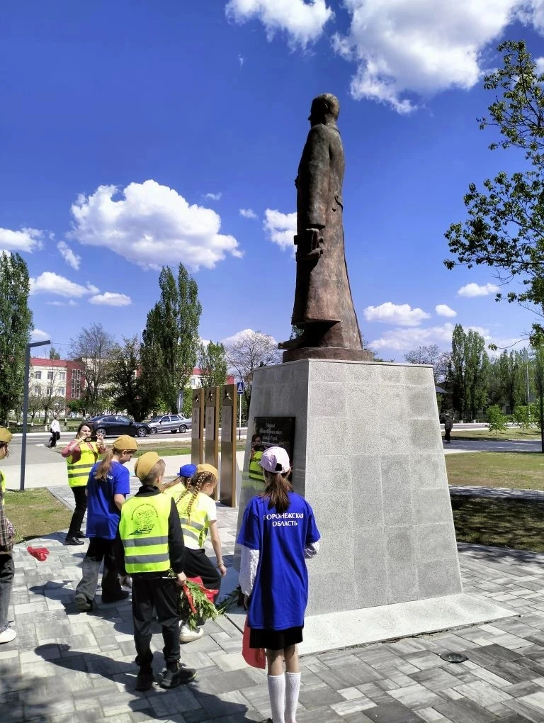 В канун празднования 9 мая отряд Юных инспекторов дорожного движения нашей школы провел акцию «Их им