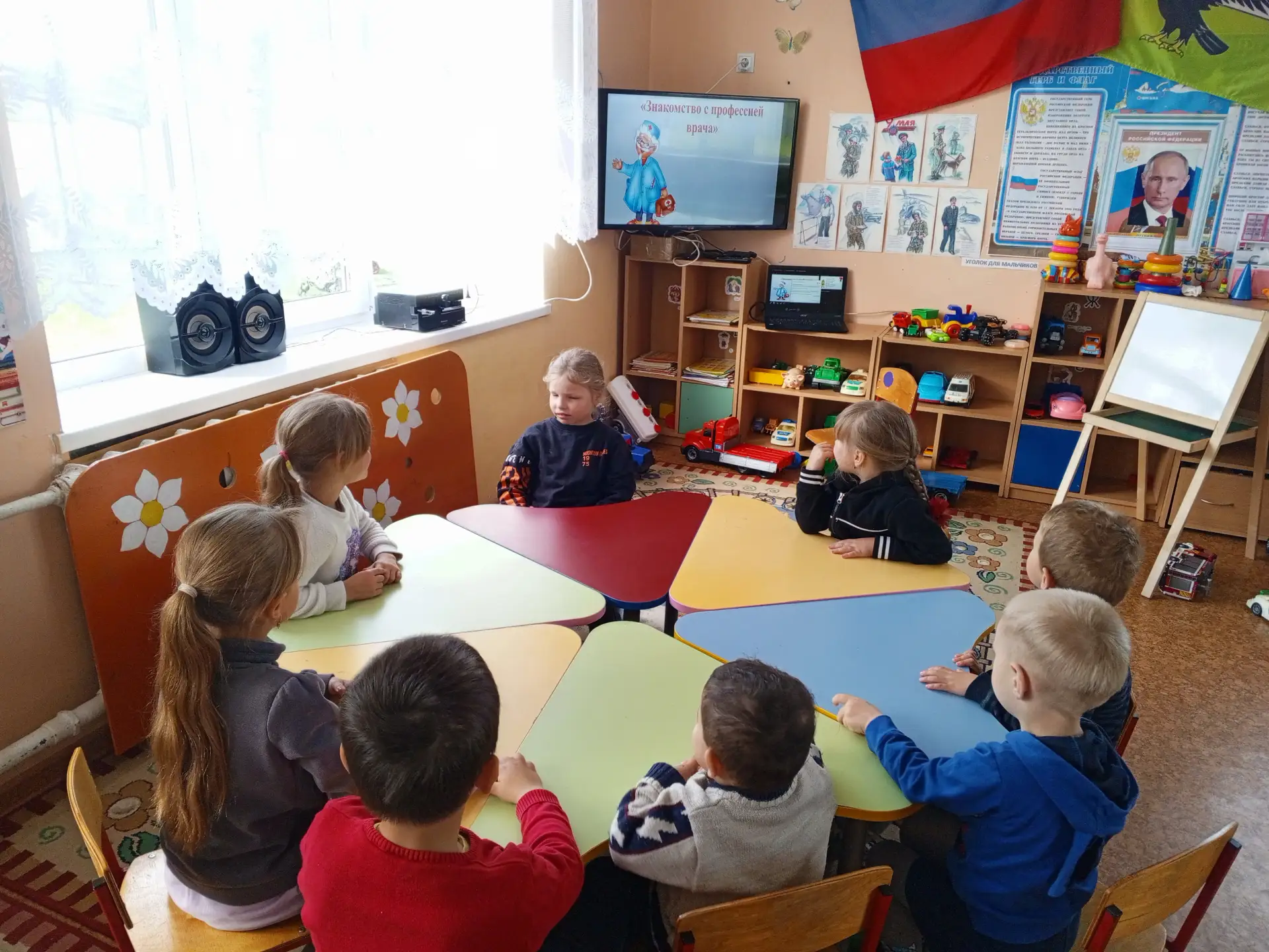 "Профессия - врач"
Сегодня в детском саду прошла познавательная беседа с просмотром презентации на т