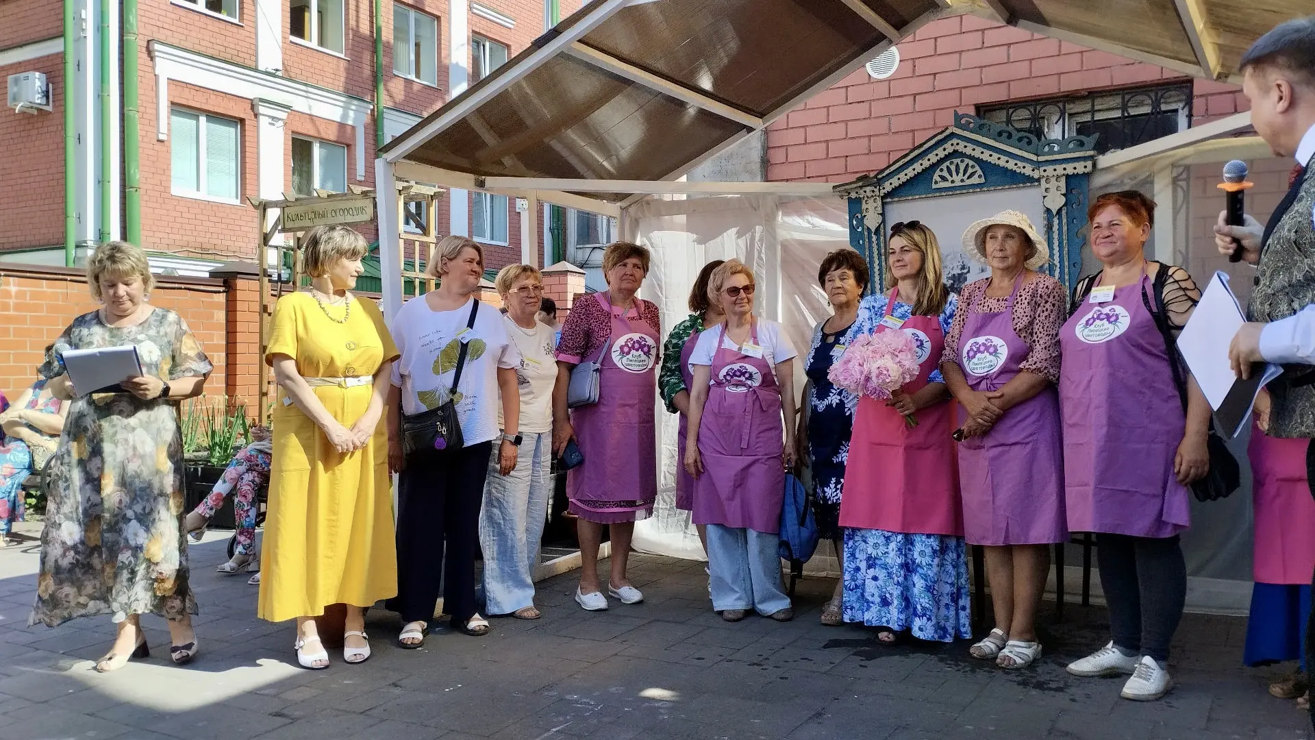 🌺Специалисты нашей библиотеки приняли участие в ежегодном фестивале «Пионовый бал цветов» в музее «