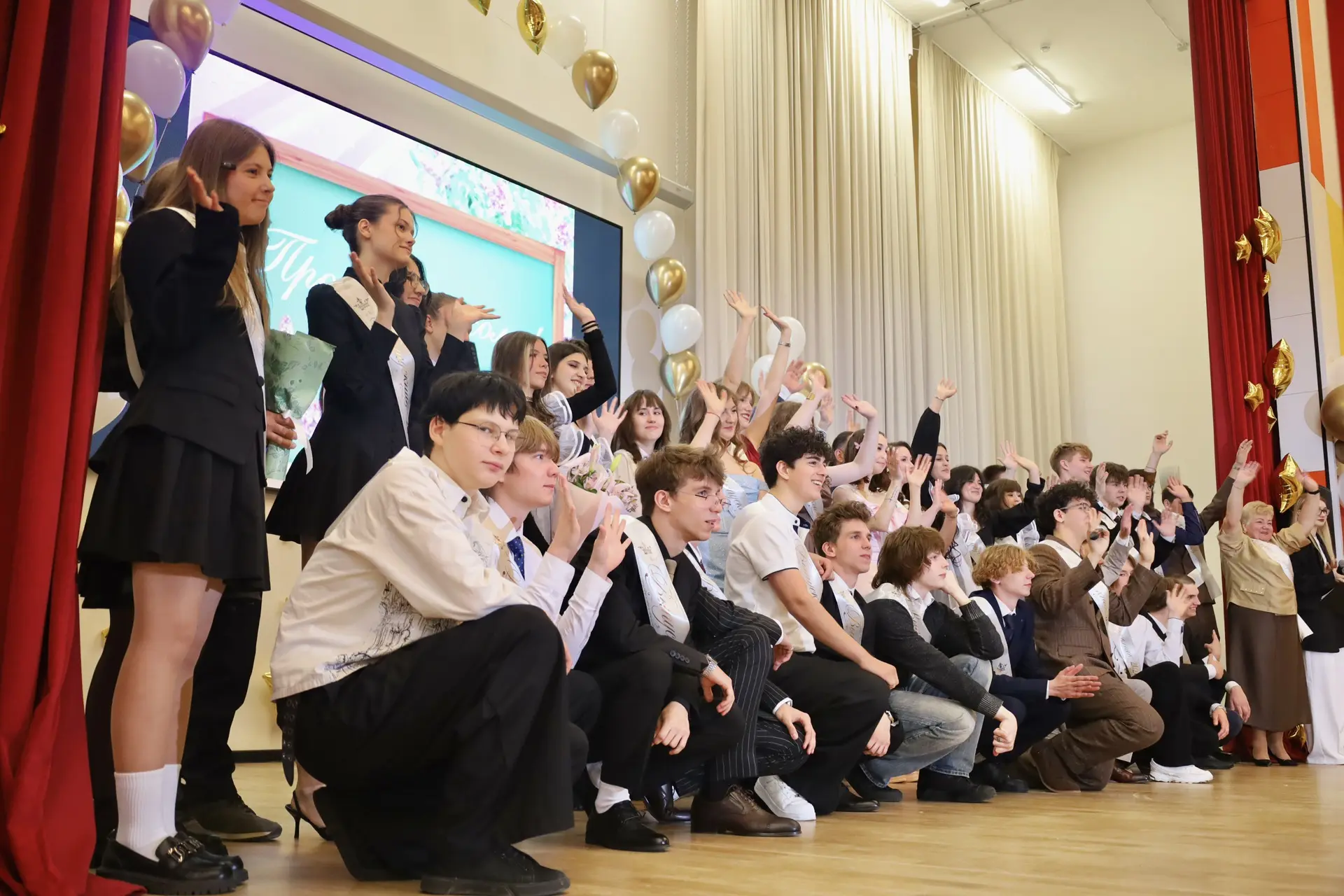 🔔 Сегодня в нашей школе было то самое «до свидания», которое звучит как «начало».  💭 И вот уже стихл