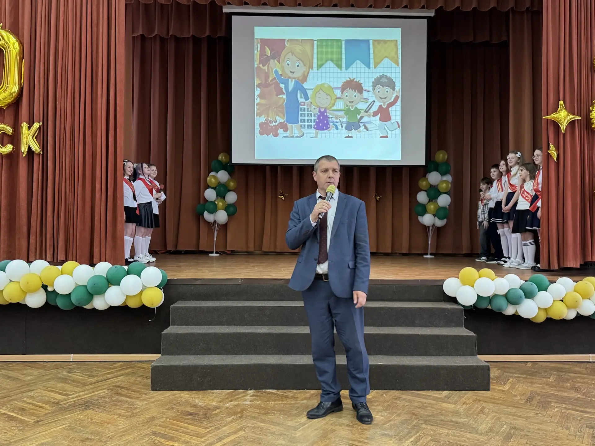 🥳Для наших четвероклассников прозвенел особенный звонок.  Позади — первые уроки, первые оценки, перв