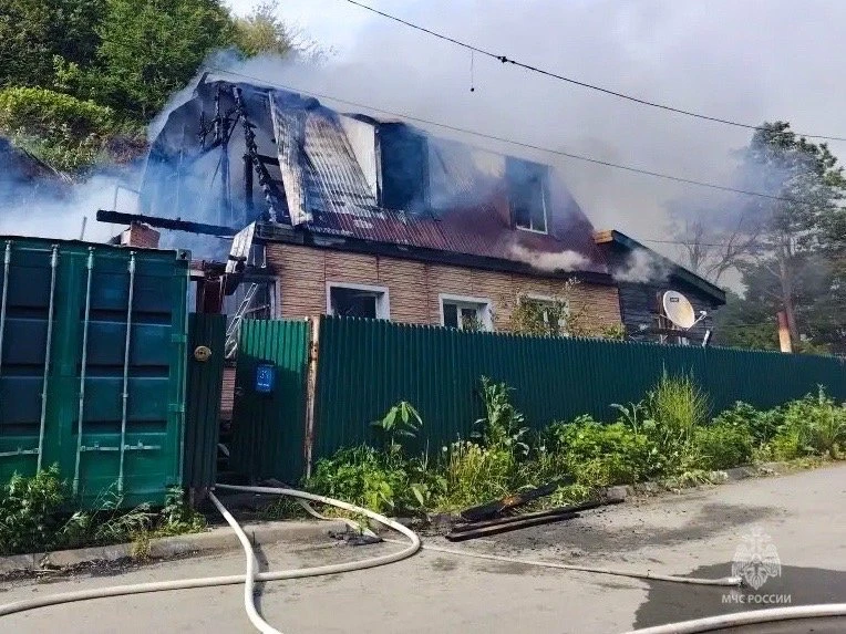 🔥"Полыхали оба этажа и крыша": в Холмске произошёл пожар в жилом доме
