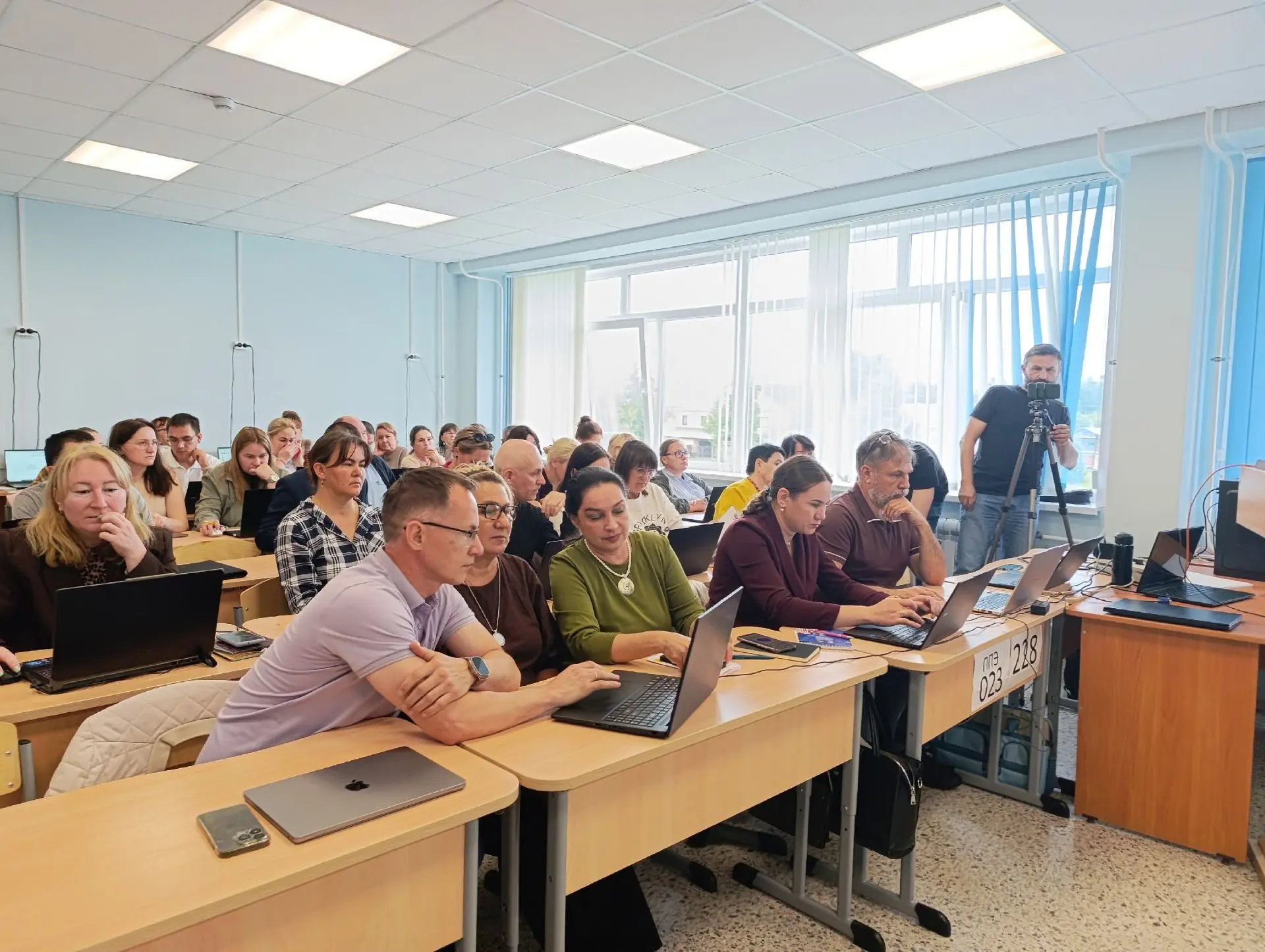 Урмарская школа стала площадкой для обучения муниципальных служащих работе с нейросетями