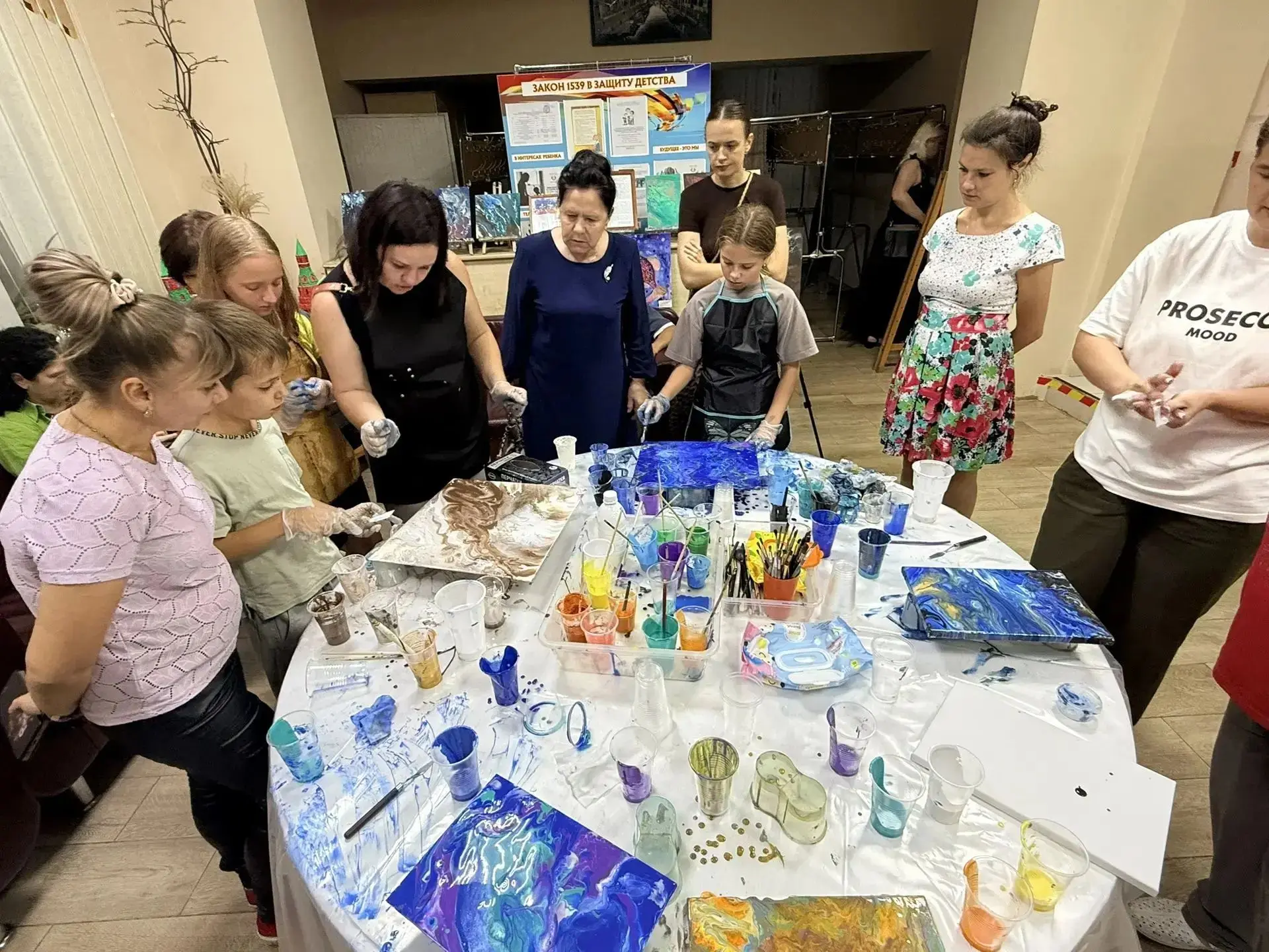 Магия текучих красок чарует зрителей района