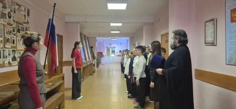 9 февраля 2026 года в МОУ СОШ имени Д. И. Зернова прошла линейка и торжественная церемония поднятия 