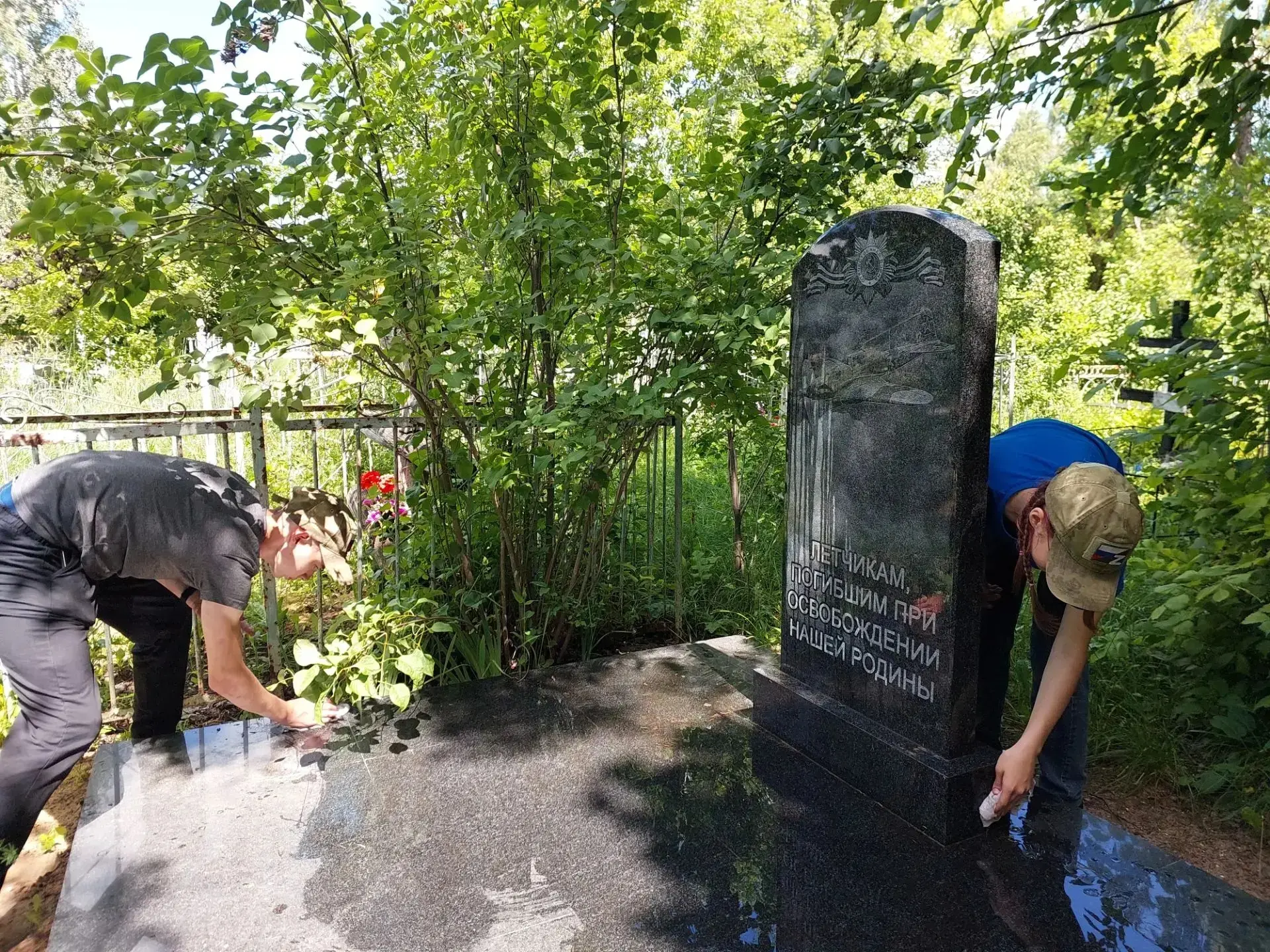 Тимуровцы Татищевского района продолжают приводить в порядок территории памятников 

Активисты Тимур