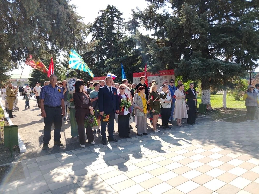 Сегодня преподаватели нашей школы почтили память героев, возложив цветы к Памятнику вои...