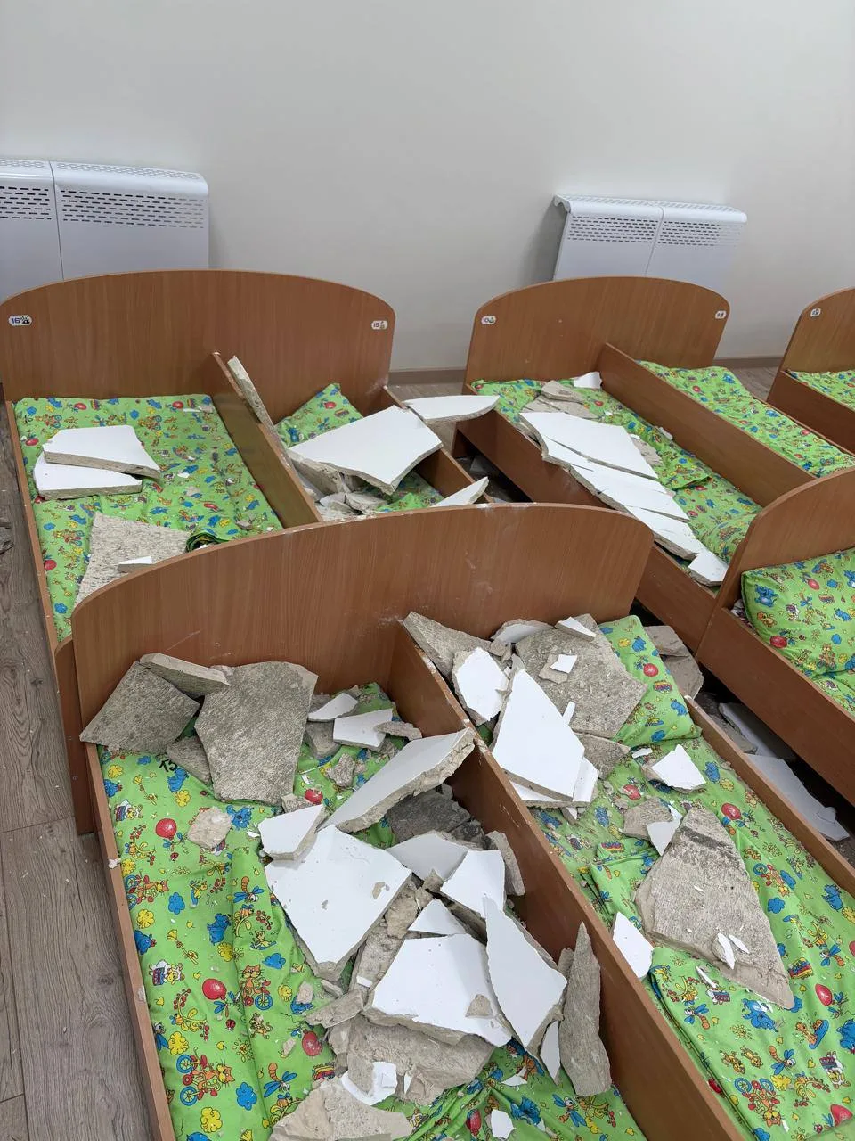 На кровати в детсаду села Гуниб Дагестана рухнула штукатурка