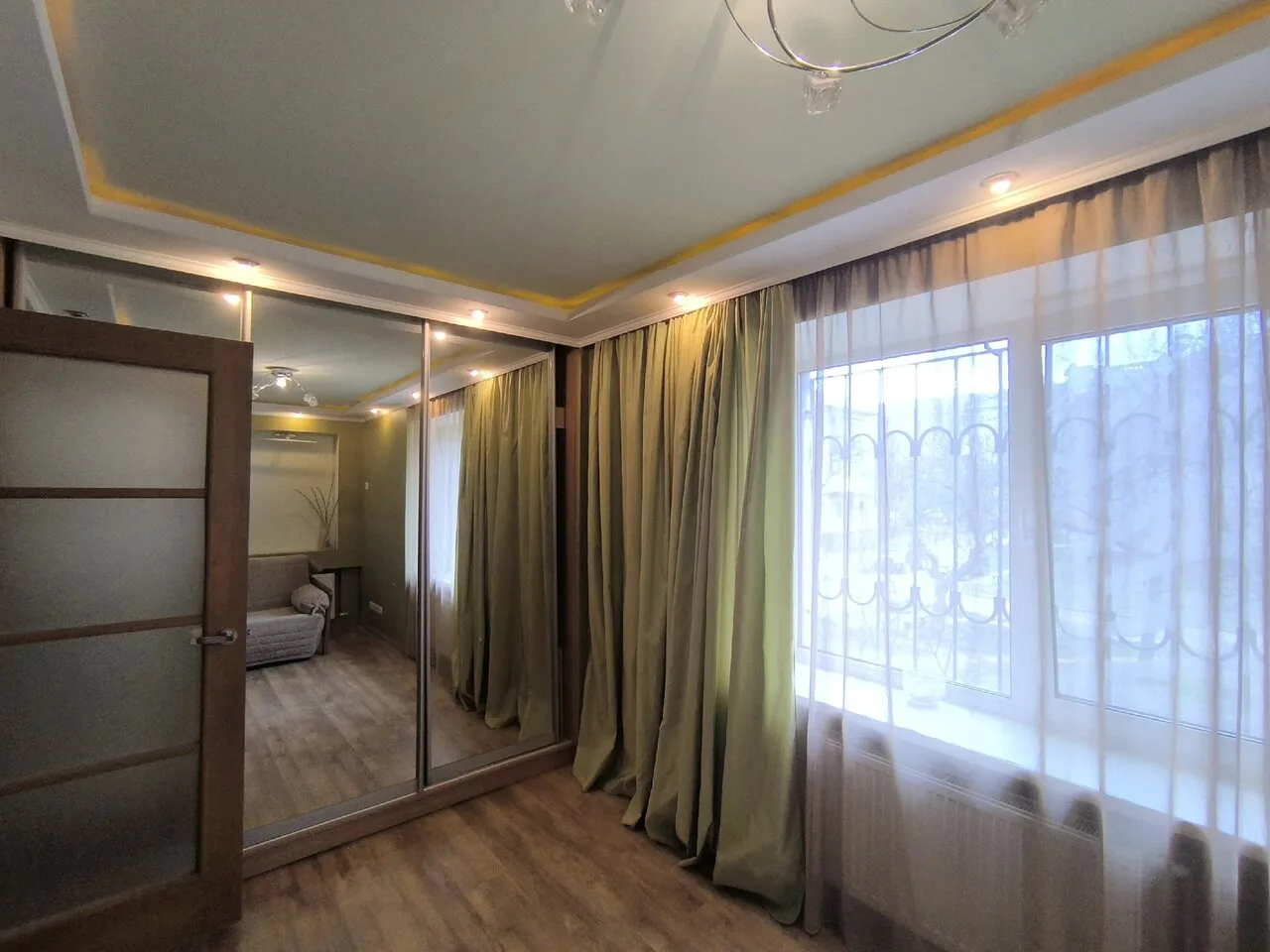 Продам 2-комнатную квартиру, 42 м², 1/3 эт. в Горловке, ул. Чуры, 25, район магазина «С...