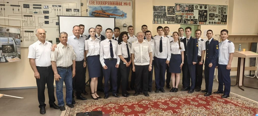 Ещё немного, и мы возьмём курс на большое небо! Фотоотчёт с защиты дипломов Лётного отделения. Здесь