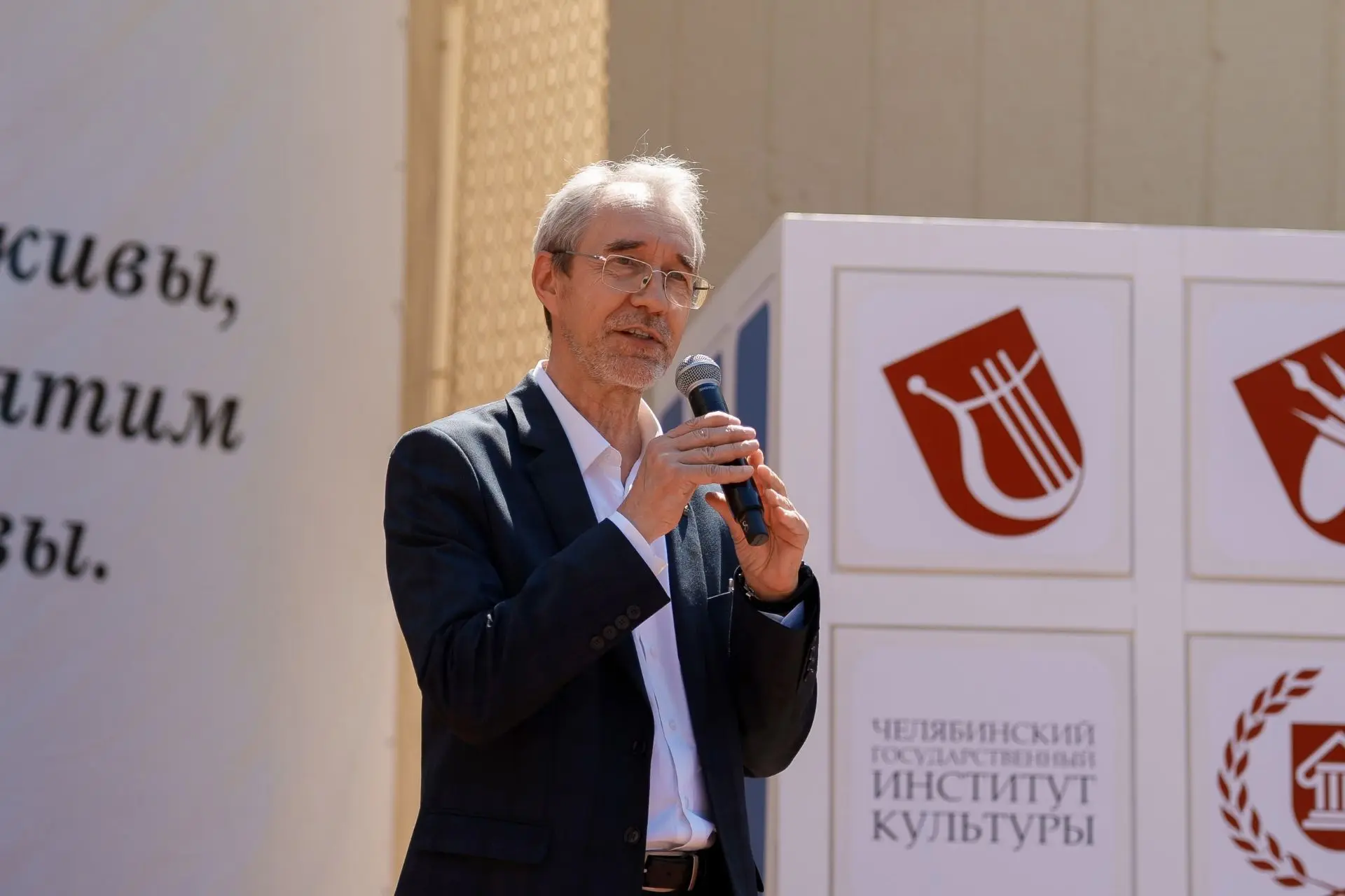 Дипломы вручены. В добрый путь, выпускники!

4 июля 2025 года на главной сцене Городского сада имени