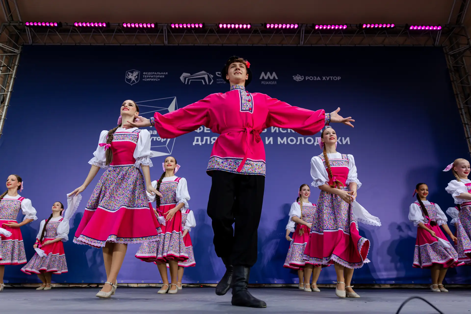 Яркое выступление на фестивале в Сириусе

⭐️ Первый в истории Международный фестиваль искусств для д