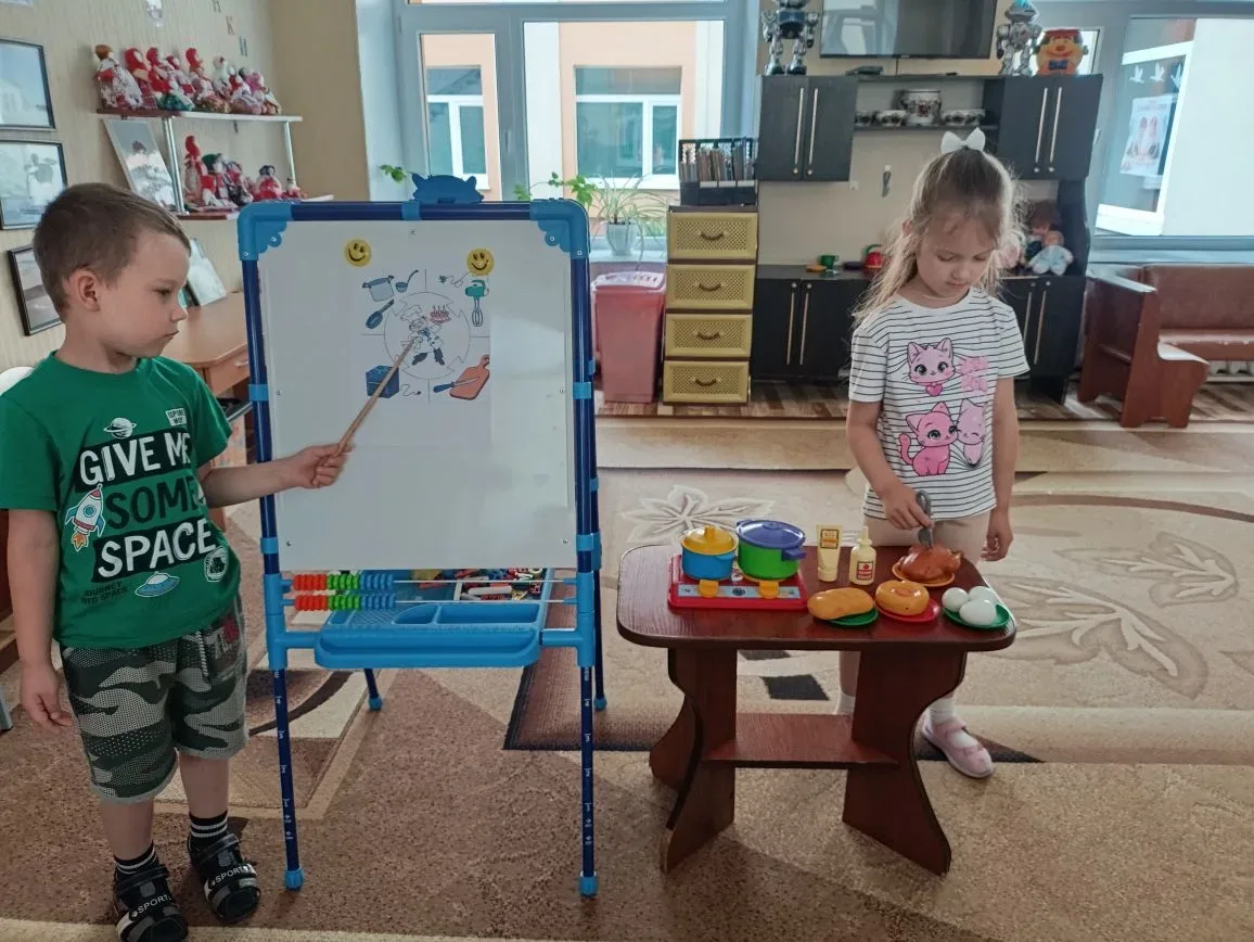 🌼 Группа «Солнышко» дарит тепло и уют — сегодня у нас игра «Повар»! Маленькие ручки и любопытные гл