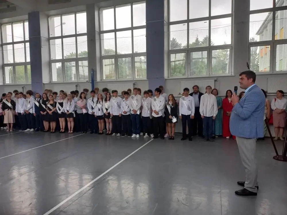 26 мая в нашей школе прозвенел последний звонок для наших выпускников. Этот день стал одновременно г