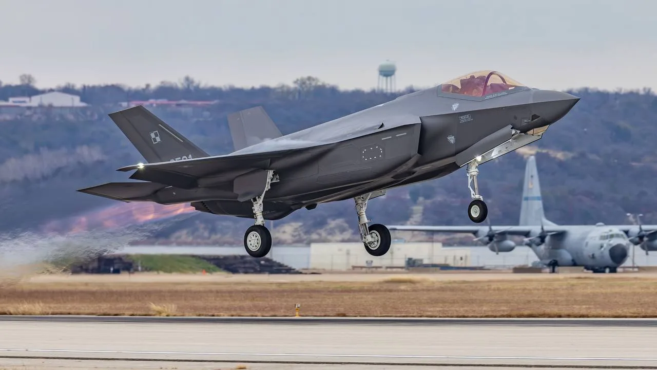 Пять истребителей F-35A Lightning II, получивших позывные RETRO61, RETRO62, RETRO63, RE...