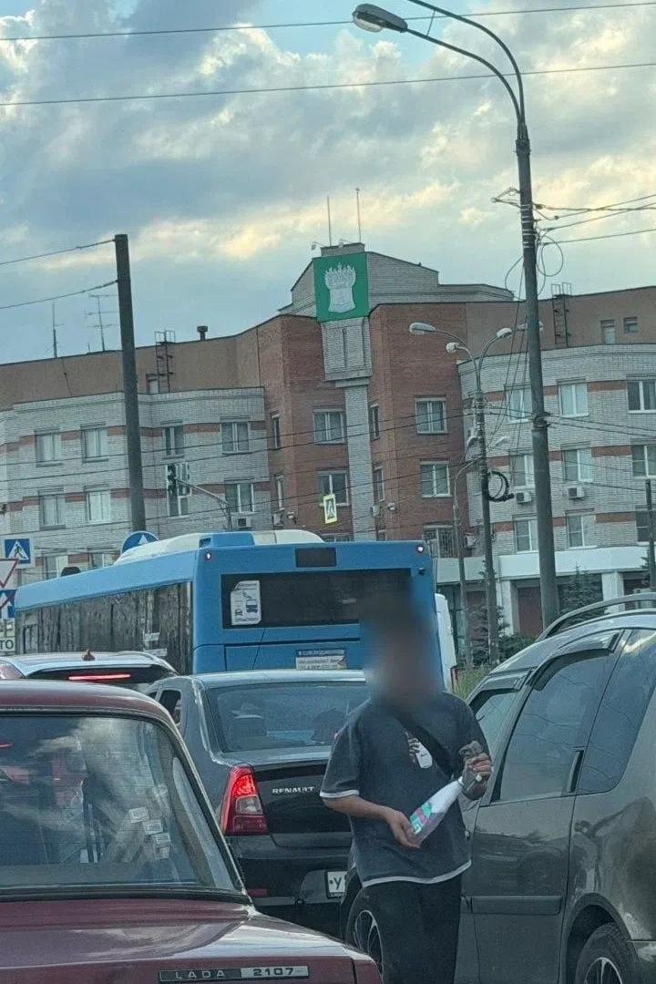 🤔 Каждый день на светофоре Глобуса бегают дети и протирают фары. Выглядывать их там пр...