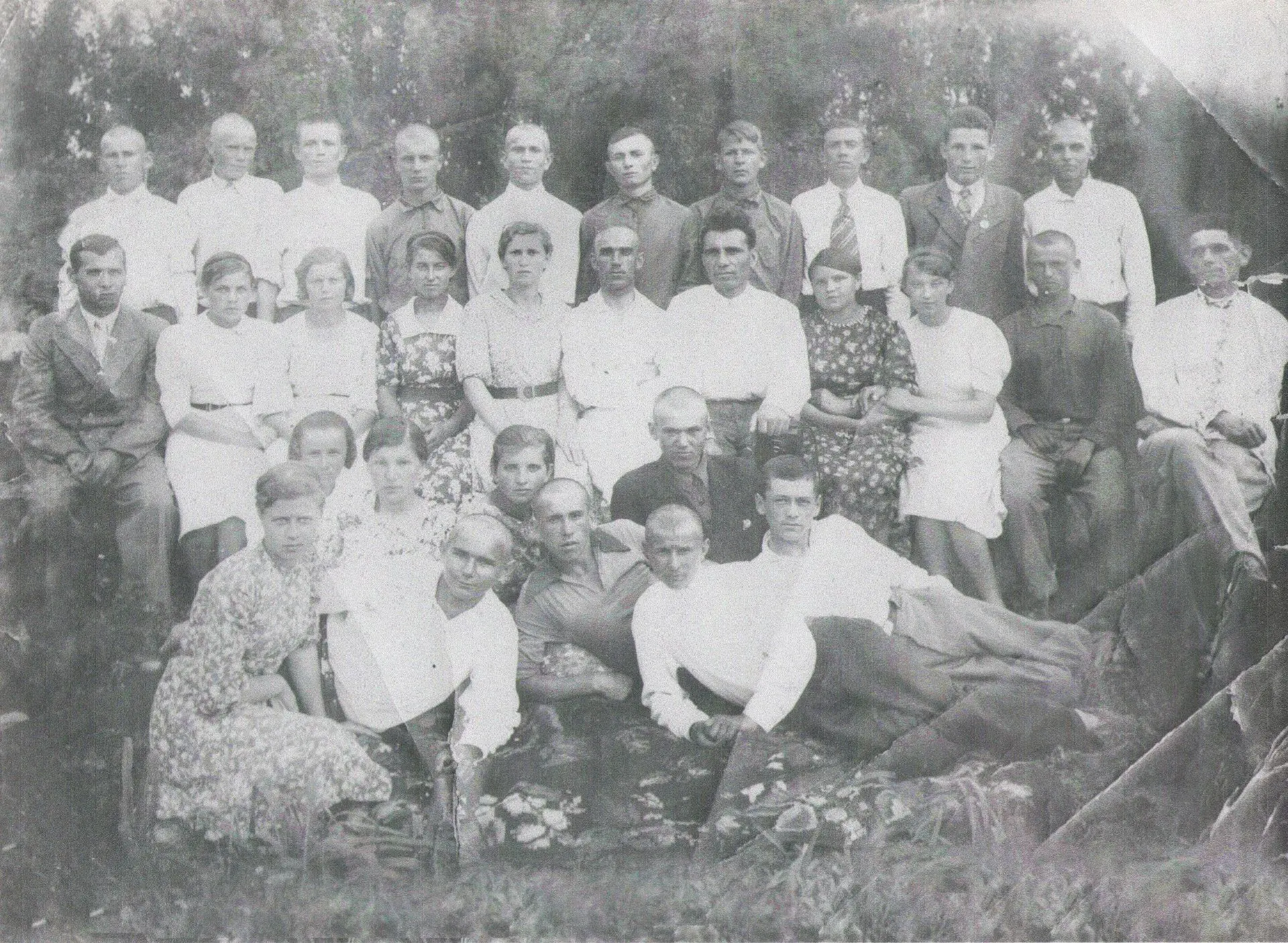 22 июня 1940 года состоялся первый выпуск 10 класса ( на фото) .  Школу окончили 28 человек, из кото