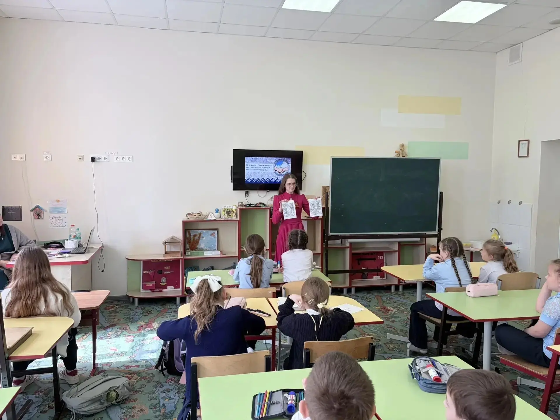 Час, посвящённый Дню коренных малочисленных народов России. В группе продлённого дня под руководство