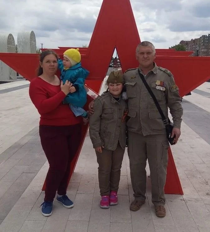 Наш земляк возрождает село Ровнополь.

Уроженец нашего города Селидово, Андрей Чижиков, с 2014 года 