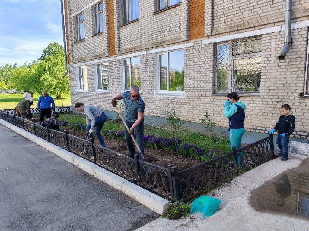 🌸Цветы добра: как родители первоклассников преобразили школьный двор!🌸